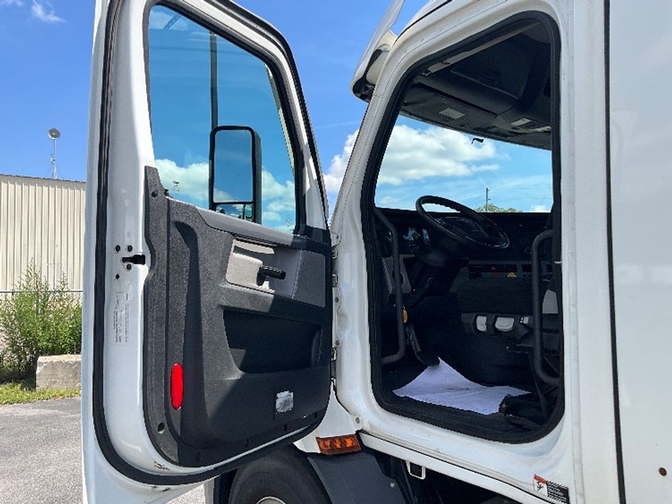 Day Cab Tractor-Heavy Duty Tractors-Freightliner-2021-T11664ST-London-ON-314,825\n\t\tkm-$ 83,250 - Image 9