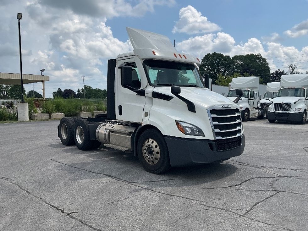 Day Cab Tractor-Heavy Duty Tractors-Freightliner-2021-T11664ST-London-ON-335,577\n\t\tkm-$ 81,750 - Image 1