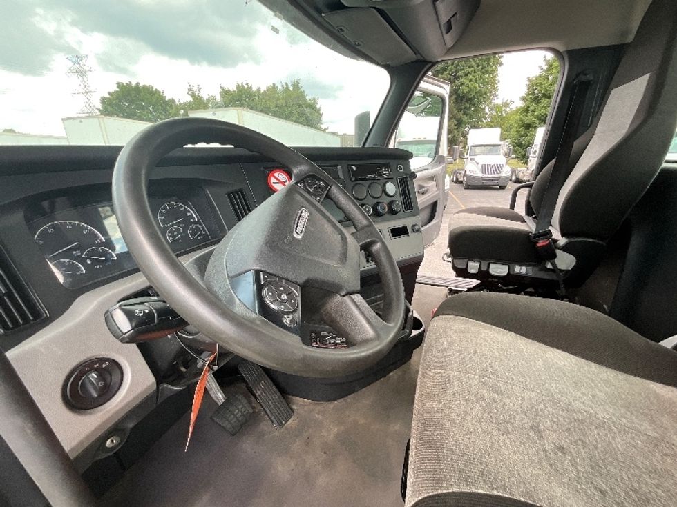 Day Cab Tractor-Heavy Duty Tractors-Freightliner-2021-T11664ST-London-ON-335,577\n\t\tkm-$ 81,750 - Image 10