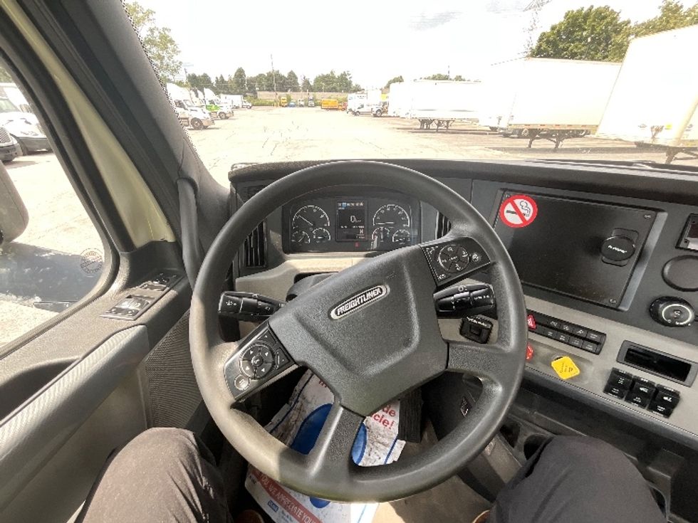 Day Cab Tractor-Heavy Duty Tractors-Freightliner-2021-T11664ST-London-ON-335,577\n\t\tkm-$ 81,750 - Image 11