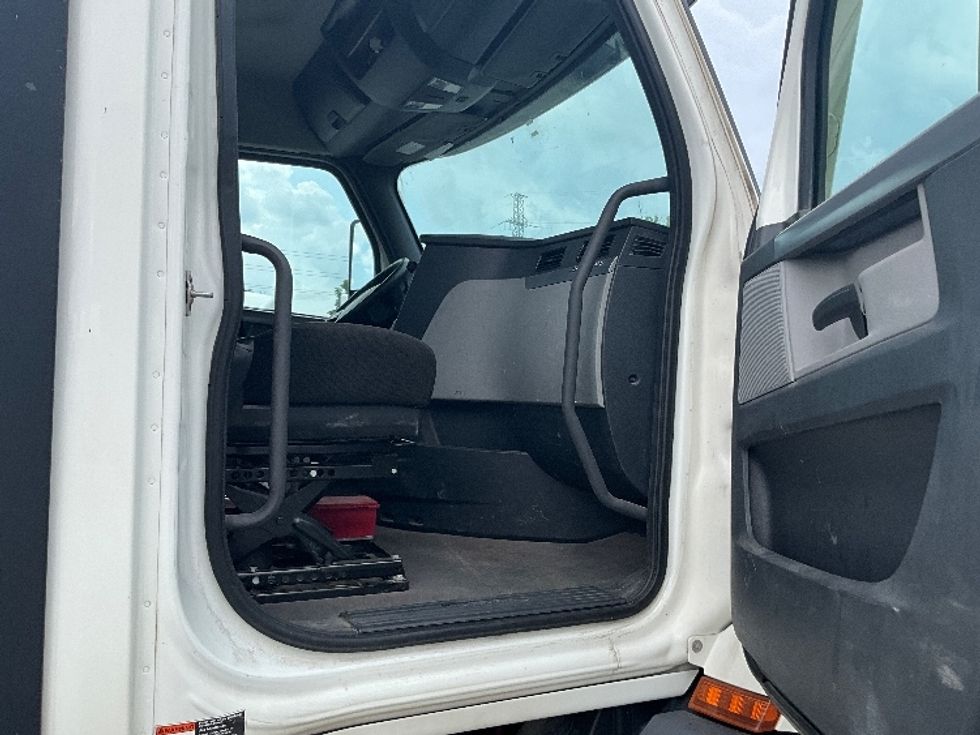 Day Cab Tractor-Heavy Duty Tractors-Freightliner-2021-T11664ST-London-ON-335,577\n\t\tkm-$ 81,750 - Image 12