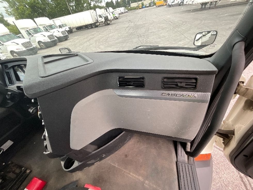 Day Cab Tractor-Heavy Duty Tractors-Freightliner-2021-T11664ST-London-ON-335,577\n\t\tkm-$ 81,750 - Image 13