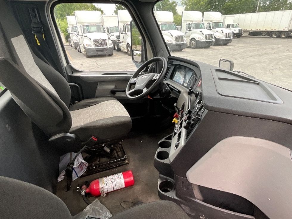 Day Cab Tractor-Heavy Duty Tractors-Freightliner-2021-T11664ST-London-ON-335,577\n\t\tkm-$ 81,750 - Image 14