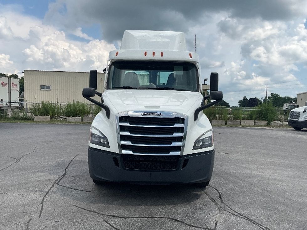 Day Cab Tractor-Heavy Duty Tractors-Freightliner-2021-T11664ST-London-ON-335,577\n\t\tkm-$ 81,750 - Image 2