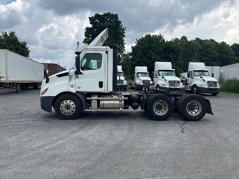 Day Cab Tractor-Heavy Duty Tractors-Freightliner-2021-T11664ST-London-ON-335,577\n\t\tkm-$ 81,750 - Image 4