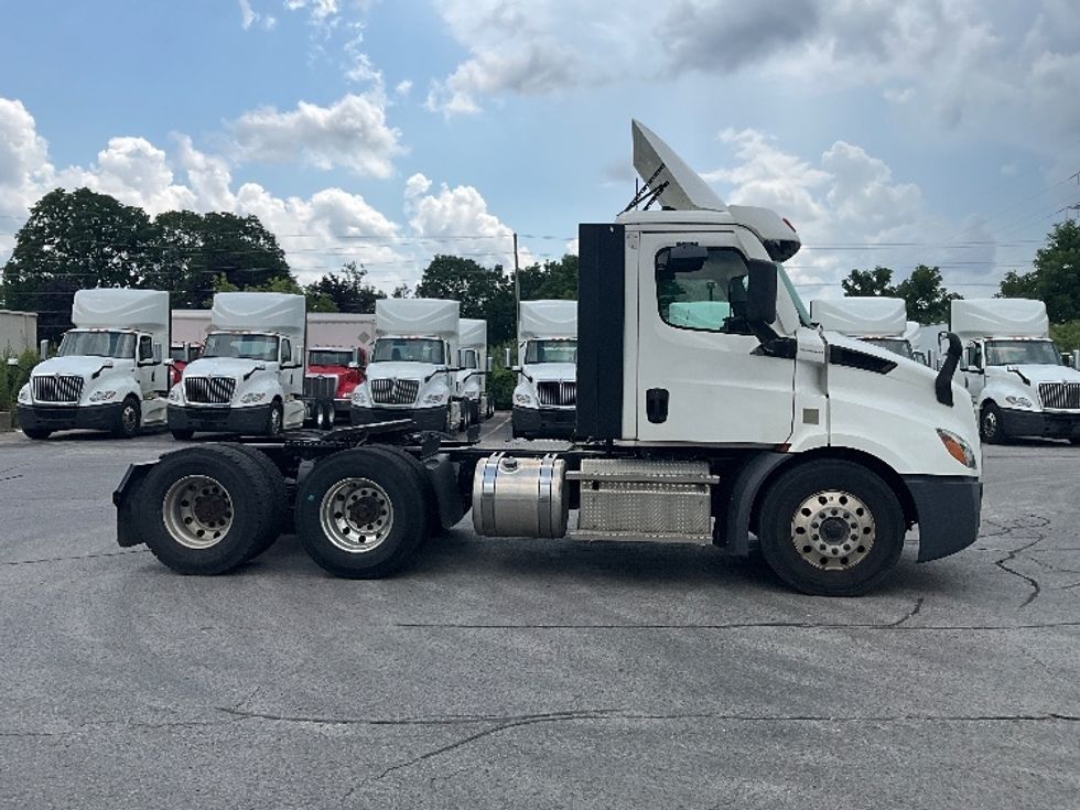 Day Cab Tractor-Heavy Duty Tractors-Freightliner-2021-T11664ST-London-ON-335,577\n\t\tkm-$ 81,750 - Image 8