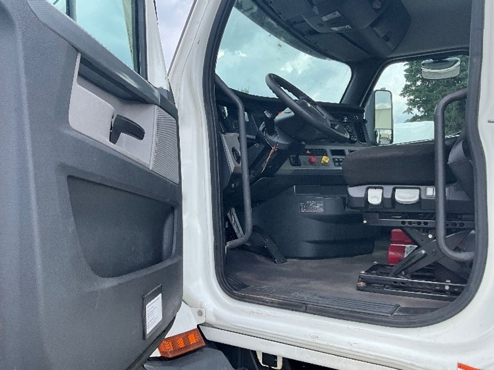 Day Cab Tractor-Heavy Duty Tractors-Freightliner-2021-T11664ST-London-ON-335,577\n\t\tkm-$ 81,750 - Image 9