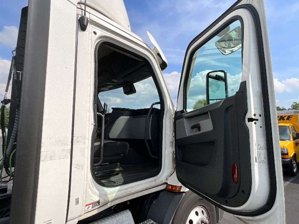 Day Cab Tractor-Heavy Duty Tractors-Freightliner-2021-T11664ST-Manassas-VA-404,450\n\t\tmiles-$ 51,250 - Image 12