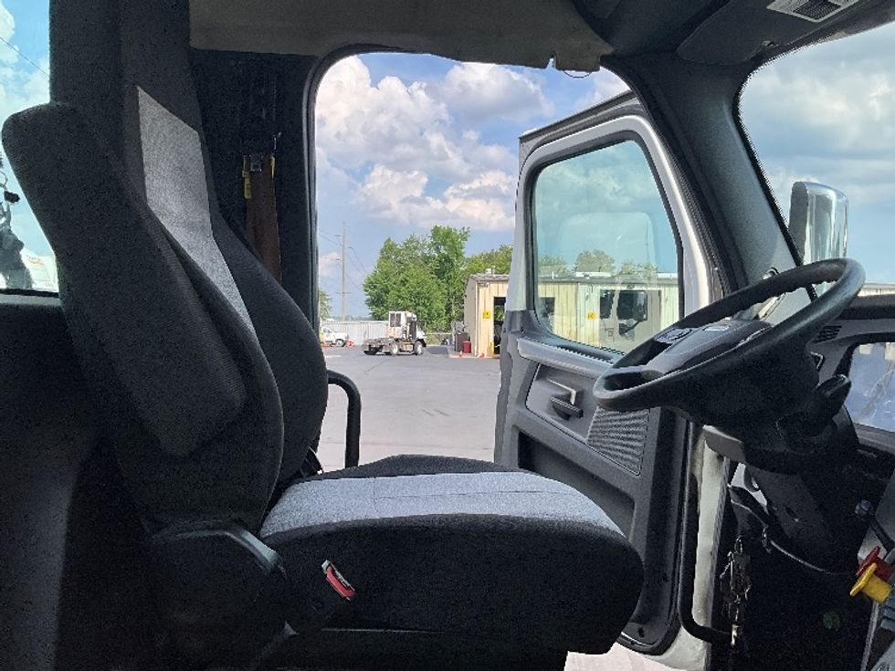 Day Cab Tractor-Heavy Duty Tractors-Freightliner-2021-T11664ST-Manassas-VA-404,450\n\t\tmiles-$ 51,250 - Image 14