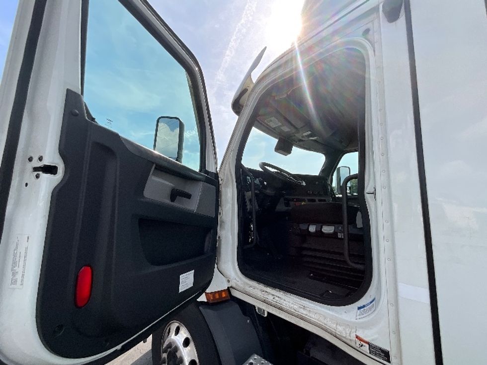 Day Cab Tractor-Heavy Duty Tractors-Freightliner-2021-T11664ST-Manassas-VA-404,450\n\t\tmiles-$ 51,250 - Image 9