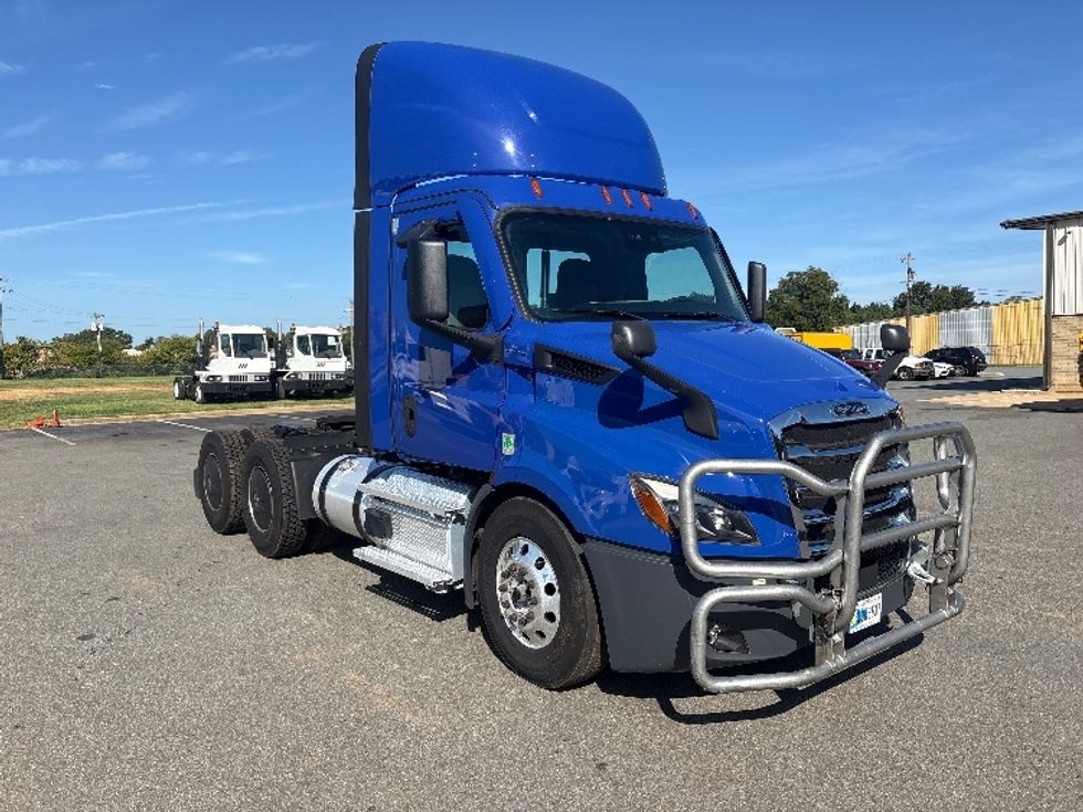 Day Cab Tractor-Heavy Duty Tractors-Freightliner-2021-T11664ST-Mebane-NC-313,765\n\t\tmiles-$ 56,500 - Image 1
