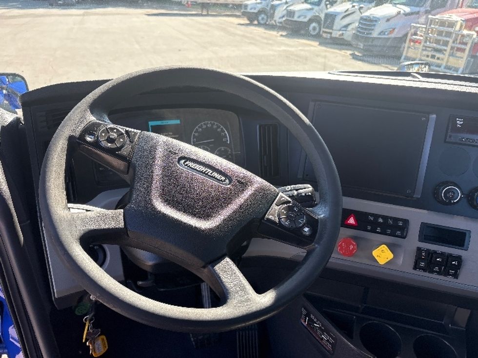 Day Cab Tractor-Heavy Duty Tractors-Freightliner-2021-T11664ST-Mebane-NC-313,765\n\t\tmiles-$ 56,500 - Image 11