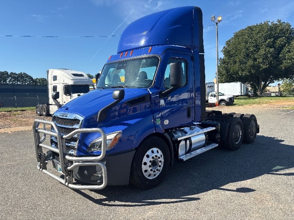 Day Cab Tractor-Heavy Duty Tractors-Freightliner-2021-T11664ST-Mebane-NC-313,765\n\t\tmiles-$ 56,500 - Image 3
