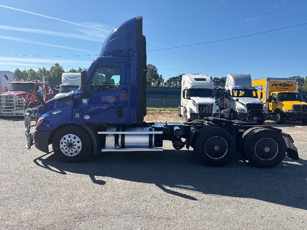 Day Cab Tractor-Heavy Duty Tractors-Freightliner-2021-T11664ST-Mebane-NC-313,765\n\t\tmiles-$ 56,500 - Image 4