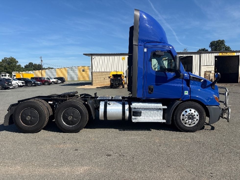 Day Cab Tractor-Heavy Duty Tractors-Freightliner-2021-T11664ST-Mebane-NC-313,765\n\t\tmiles-$ 56,500 - Image 8