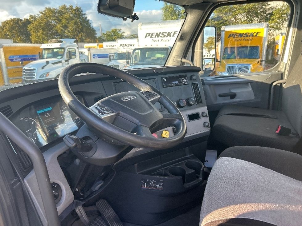 Day Cab Tractor-Heavy Duty Tractors-Freightliner-2021-T11664ST-Medley-FL-231,373\n\t\tmiles-$ 67,750 - Image 10