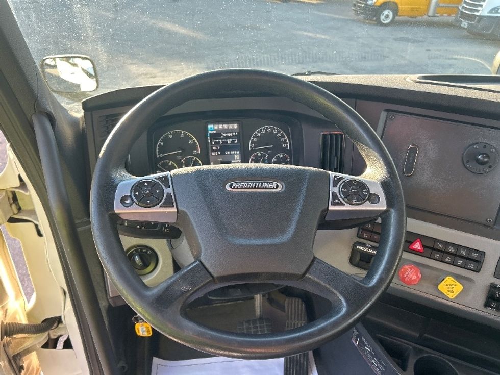 Day Cab Tractor-Heavy Duty Tractors-Freightliner-2021-T11664ST-Medley-FL-231,373\n\t\tmiles-$ 67,750 - Image 11