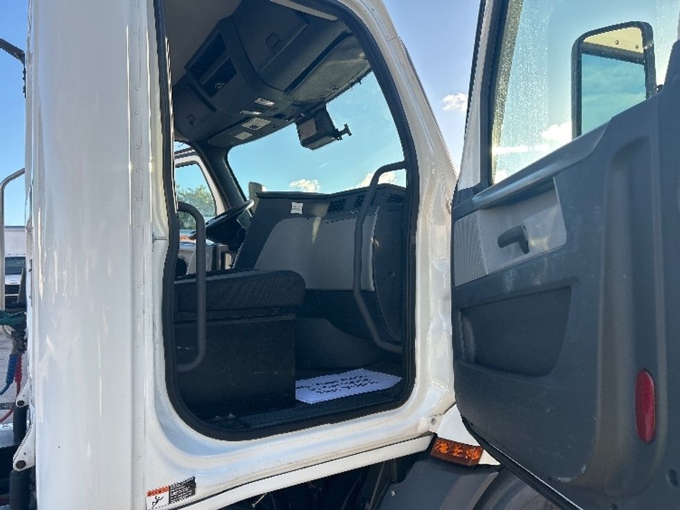 Day Cab Tractor-Heavy Duty Tractors-Freightliner-2021-T11664ST-Medley-FL-231,373\n\t\tmiles-$ 67,750 - Image 12