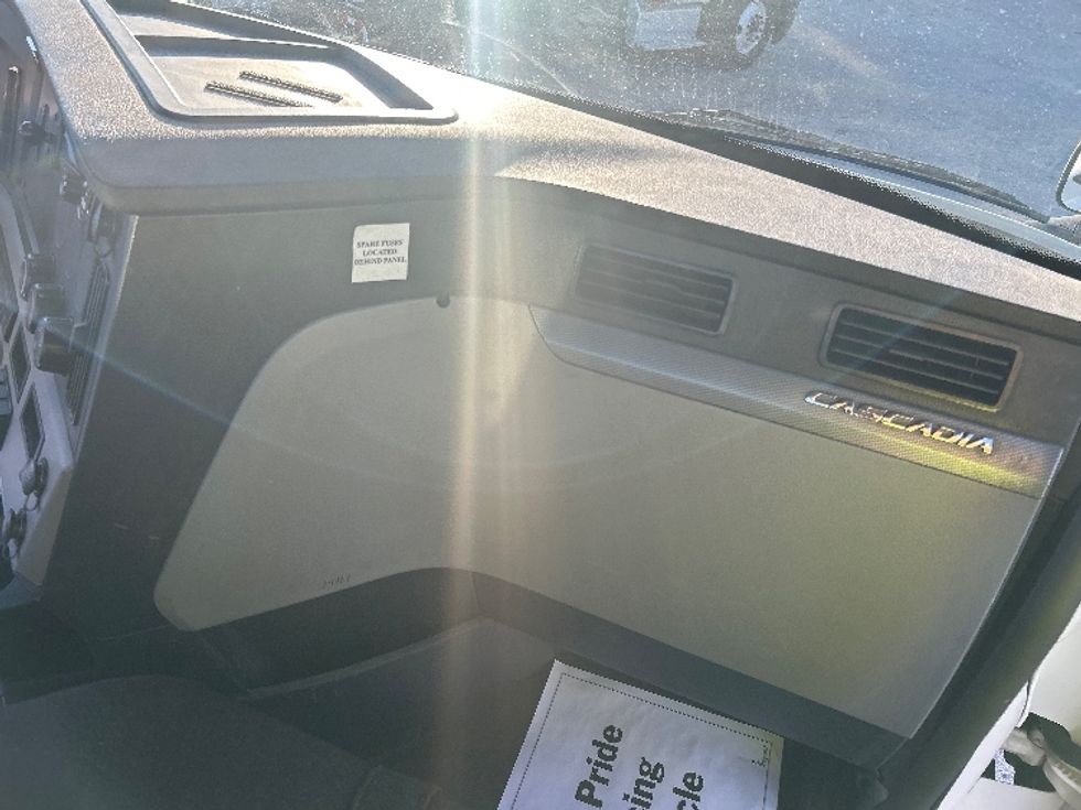 Day Cab Tractor-Heavy Duty Tractors-Freightliner-2021-T11664ST-Medley-FL-231,373\n\t\tmiles-$ 67,750 - Image 13