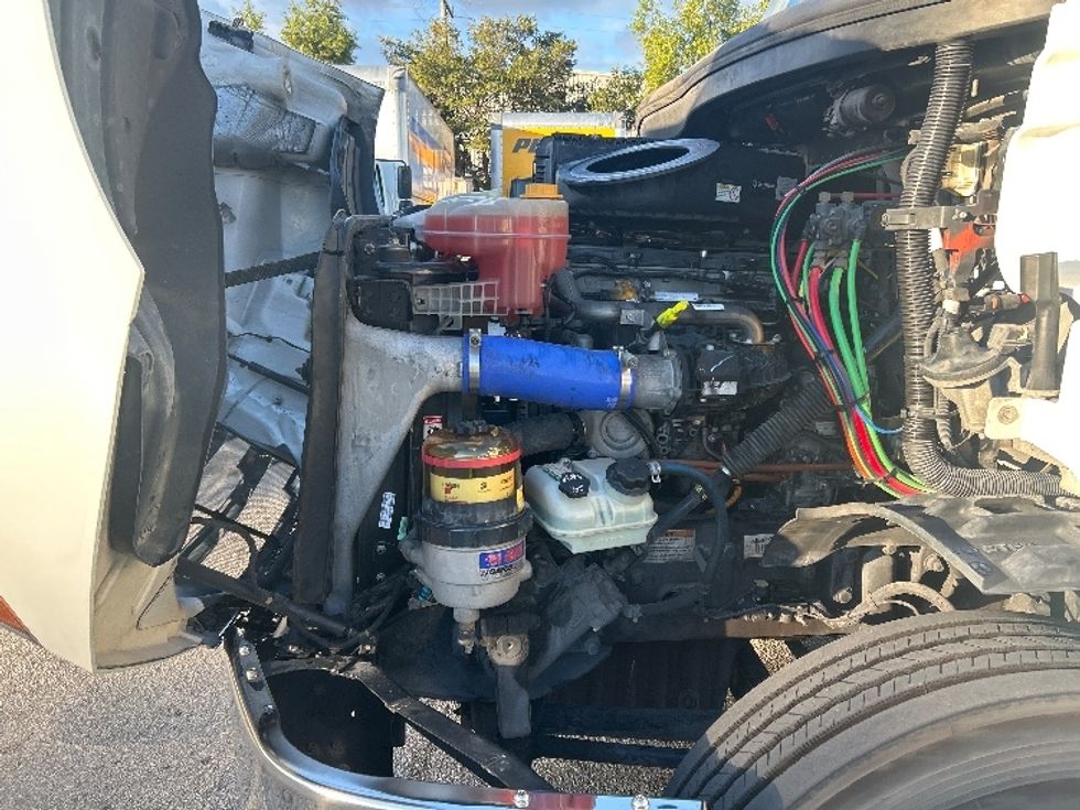 Day Cab Tractor-Heavy Duty Tractors-Freightliner-2021-T11664ST-Medley-FL-231,373\n\t\tmiles-$ 67,750 - Image 16