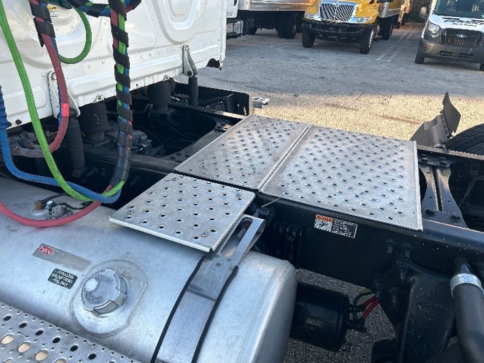 Day Cab Tractor-Heavy Duty Tractors-Freightliner-2021-T11664ST-Medley-FL-231,373\n\t\tmiles-$ 67,750 - Image 17