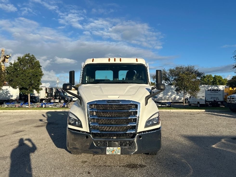 Day Cab Tractor-Heavy Duty Tractors-Freightliner-2021-T11664ST-Medley-FL-231,373\n\t\tmiles-$ 67,750 - Image 2