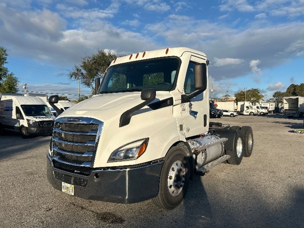Day Cab Tractor-Heavy Duty Tractors-Freightliner-2021-T11664ST-Medley-FL-231,373\n\t\tmiles-$ 67,750 - Image 3