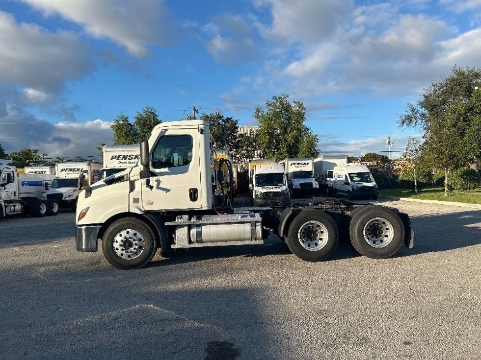 Day Cab Tractor-Heavy Duty Tractors-Freightliner-2021-T11664ST-Medley-FL-231,373\n\t\tmiles-$ 67,750 - Image 4