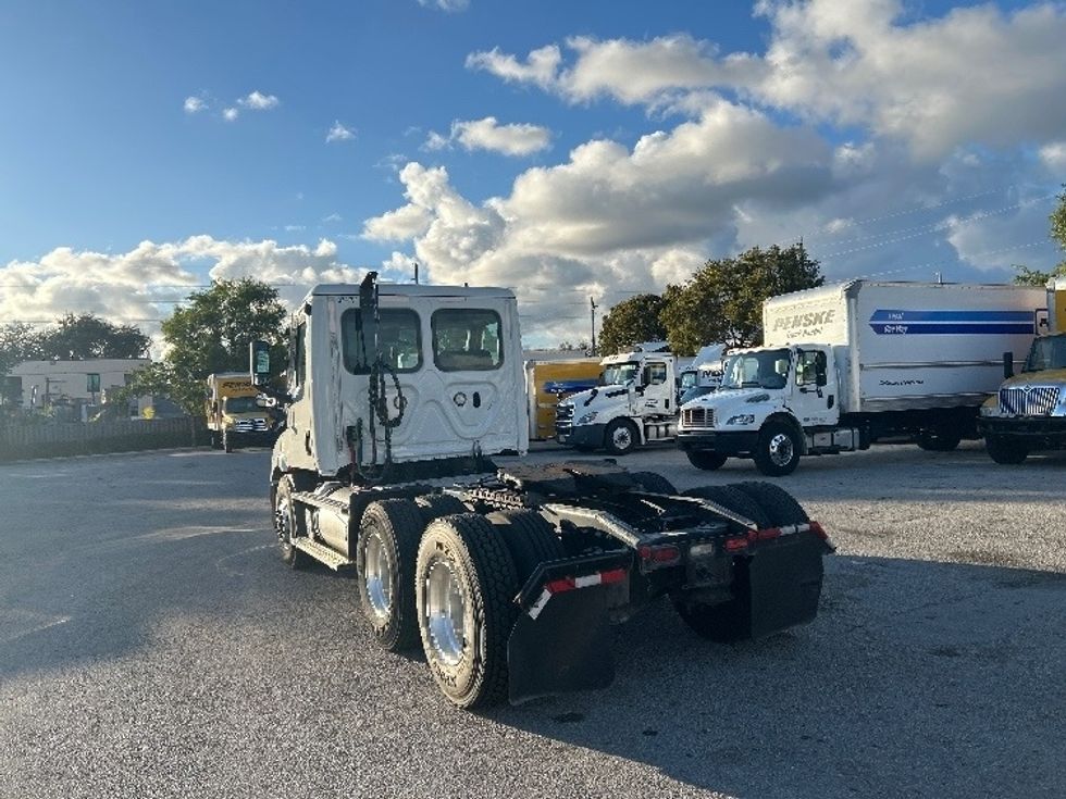Day Cab Tractor-Heavy Duty Tractors-Freightliner-2021-T11664ST-Medley-FL-231,373\n\t\tmiles-$ 67,750 - Image 5