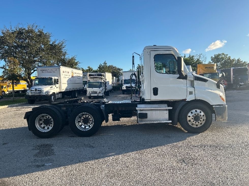 Day Cab Tractor-Heavy Duty Tractors-Freightliner-2021-T11664ST-Medley-FL-231,373\n\t\tmiles-$ 67,750 - Image 8