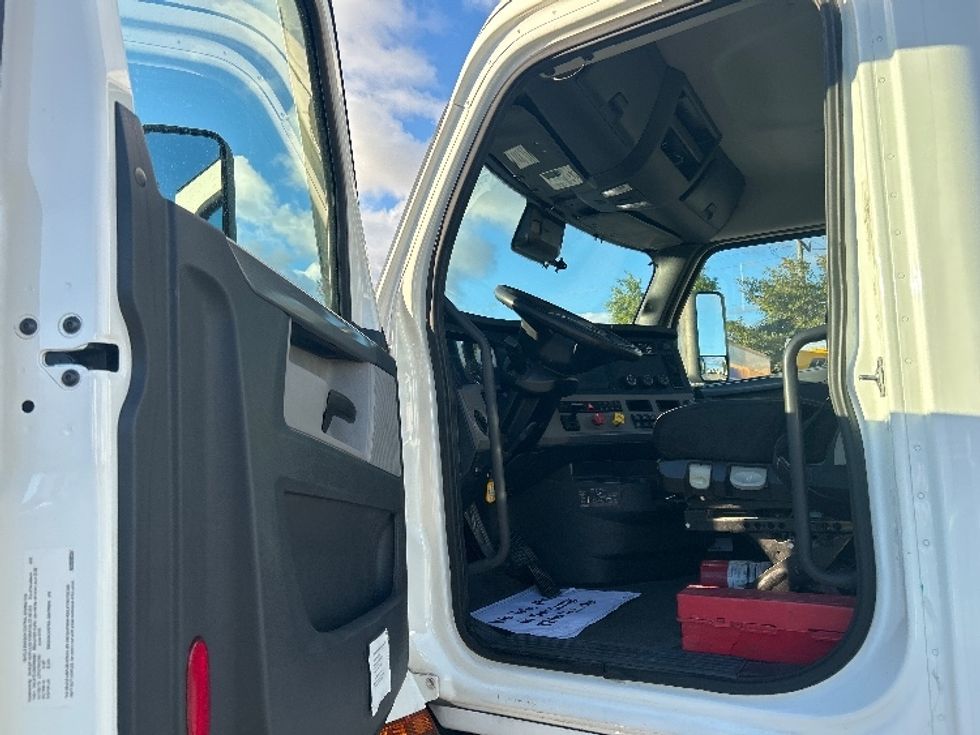 Day Cab Tractor-Heavy Duty Tractors-Freightliner-2021-T11664ST-Medley-FL-231,373\n\t\tmiles-$ 67,750 - Image 9