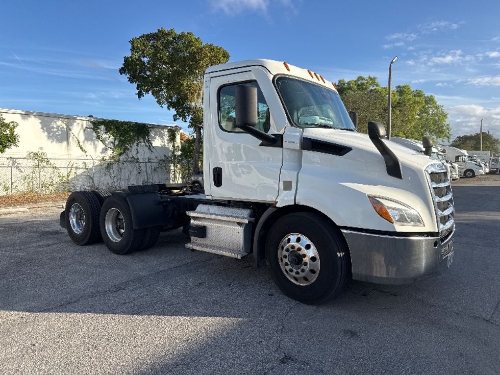 Day Cab Tractor-Heavy Duty Tractors-Freightliner-2021-T11664ST-Medley-FL-241,958\n\t\tmiles-$ 68,000 - Image 1
