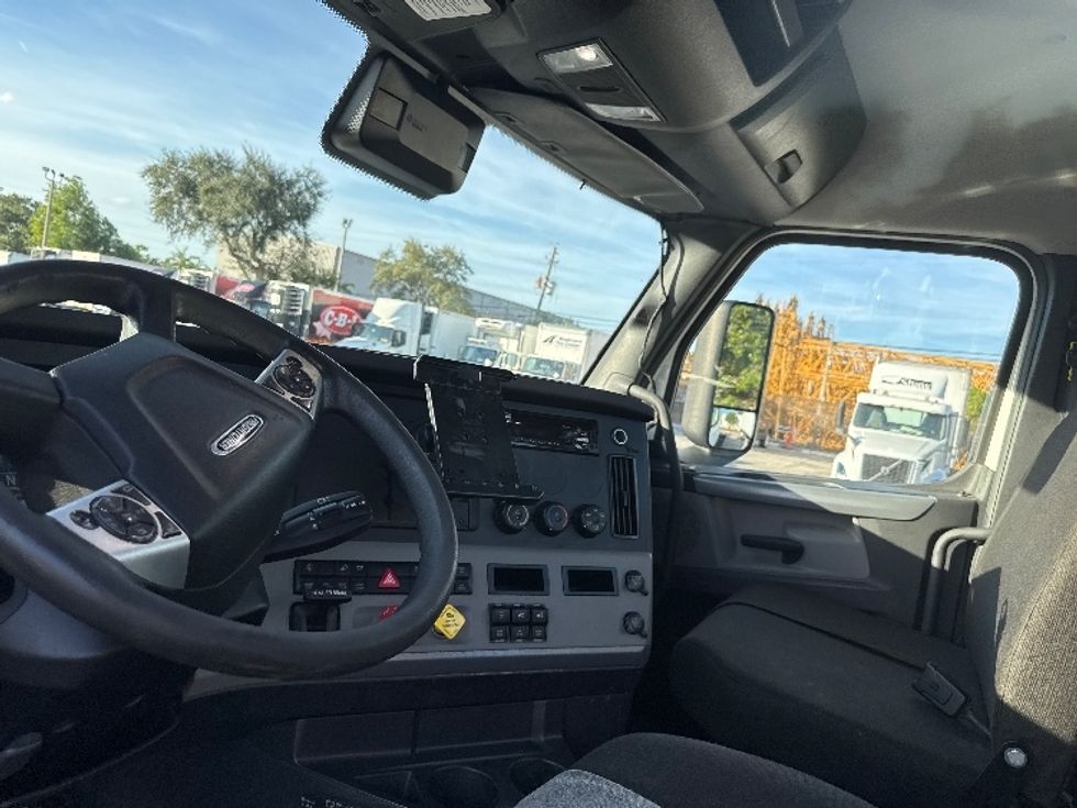 Day Cab Tractor-Heavy Duty Tractors-Freightliner-2021-T11664ST-Medley-FL-241,958\n\t\tmiles-$ 68,000 - Image 10