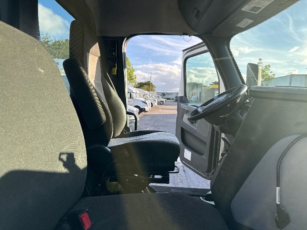 Day Cab Tractor-Heavy Duty Tractors-Freightliner-2021-T11664ST-Medley-FL-241,958\n\t\tmiles-$ 68,000 - Image 14