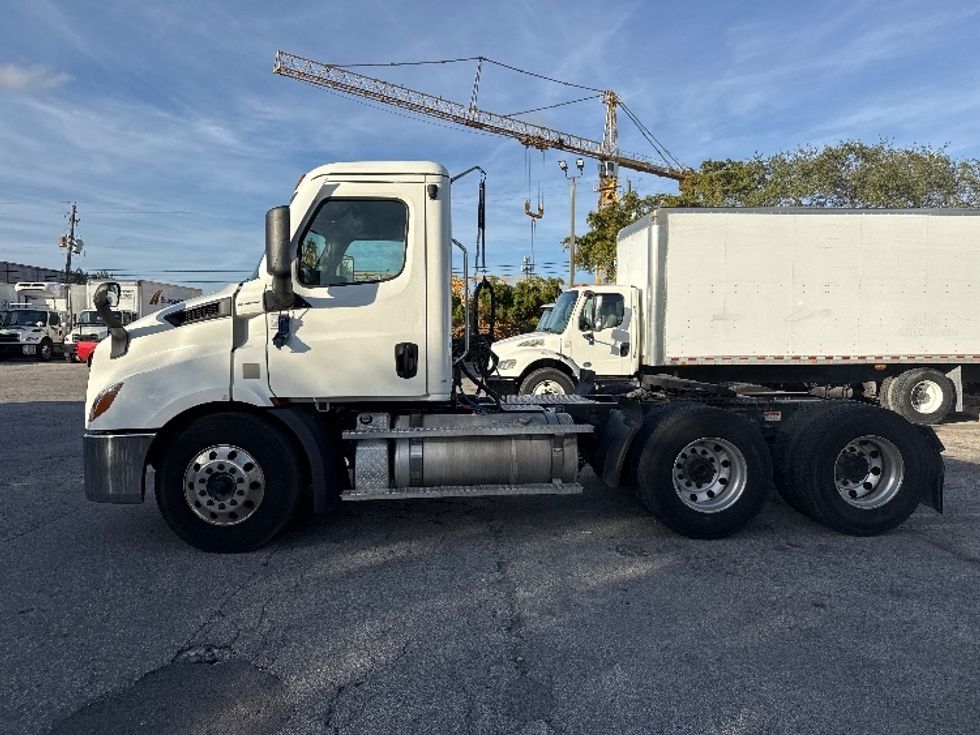 Day Cab Tractor-Heavy Duty Tractors-Freightliner-2021-T11664ST-Medley-FL-241,958\n\t\tmiles-$ 68,000 - Image 4