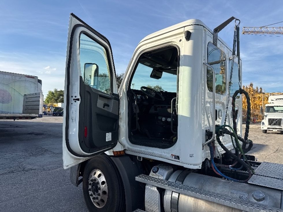 Day Cab Tractor-Heavy Duty Tractors-Freightliner-2021-T11664ST-Medley-FL-241,958\n\t\tmiles-$ 68,000 - Image 9