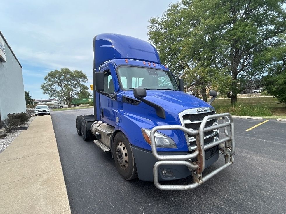 Day Cab Tractor-Heavy Duty Tractors-Freightliner-2021-T11664ST-Melrose Park-IL-664,265\n\t\tmiles-$ 28,500 - Image 1
