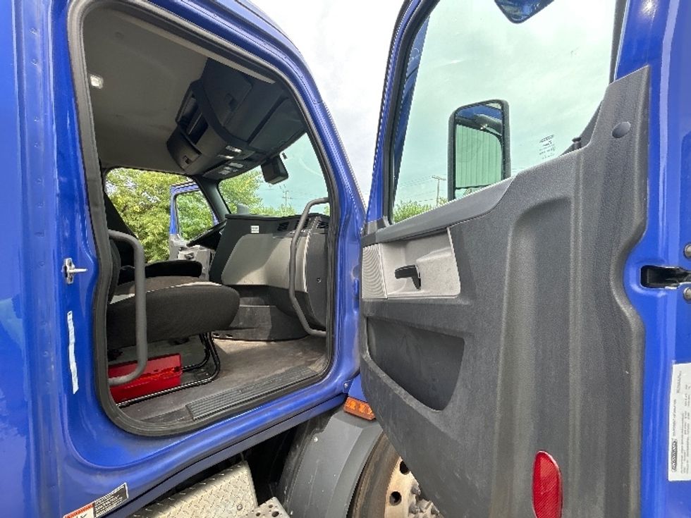 Day Cab Tractor-Heavy Duty Tractors-Freightliner-2021-T11664ST-Melrose Park-IL-664,265\n\t\tmiles-$ 28,500 - Image 12