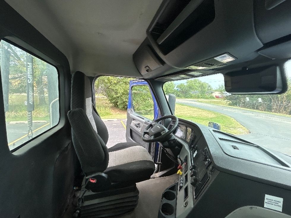Day Cab Tractor-Heavy Duty Tractors-Freightliner-2021-T11664ST-Melrose Park-IL-664,265\n\t\tmiles-$ 28,500 - Image 14