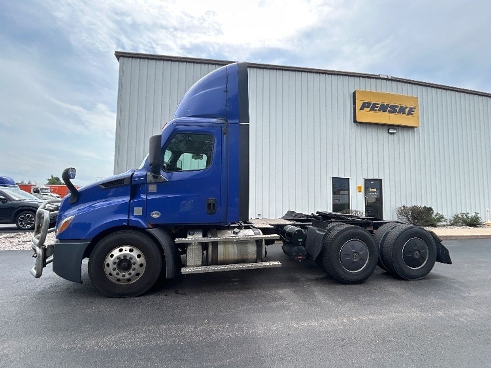 Day Cab Tractor-Heavy Duty Tractors-Freightliner-2021-T11664ST-Melrose Park-IL-664,265\n\t\tmiles-$ 28,500 - Image 4