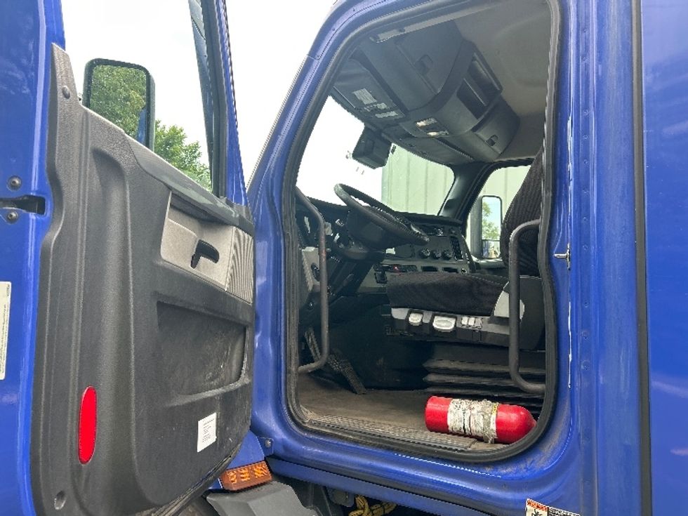 Day Cab Tractor-Heavy Duty Tractors-Freightliner-2021-T11664ST-Melrose Park-IL-664,265\n\t\tmiles-$ 28,500 - Image 9