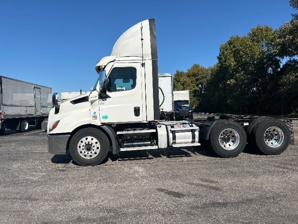 Day Cab Tractor-Heavy Duty Tractors-Freightliner-2021-T11664ST-Memphis-TN-476,991\n\t\tmiles-$ 50,500 - Image 4