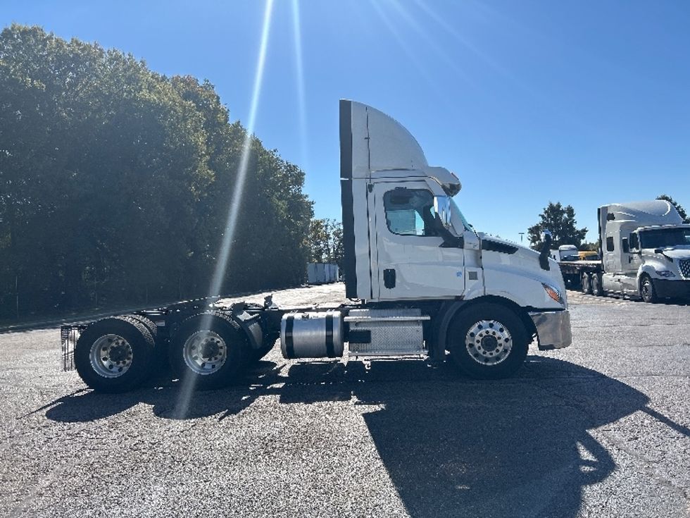 Day Cab Tractor-Heavy Duty Tractors-Freightliner-2021-T11664ST-Memphis-TN-476,991\n\t\tmiles-$ 50,500 - Image 9