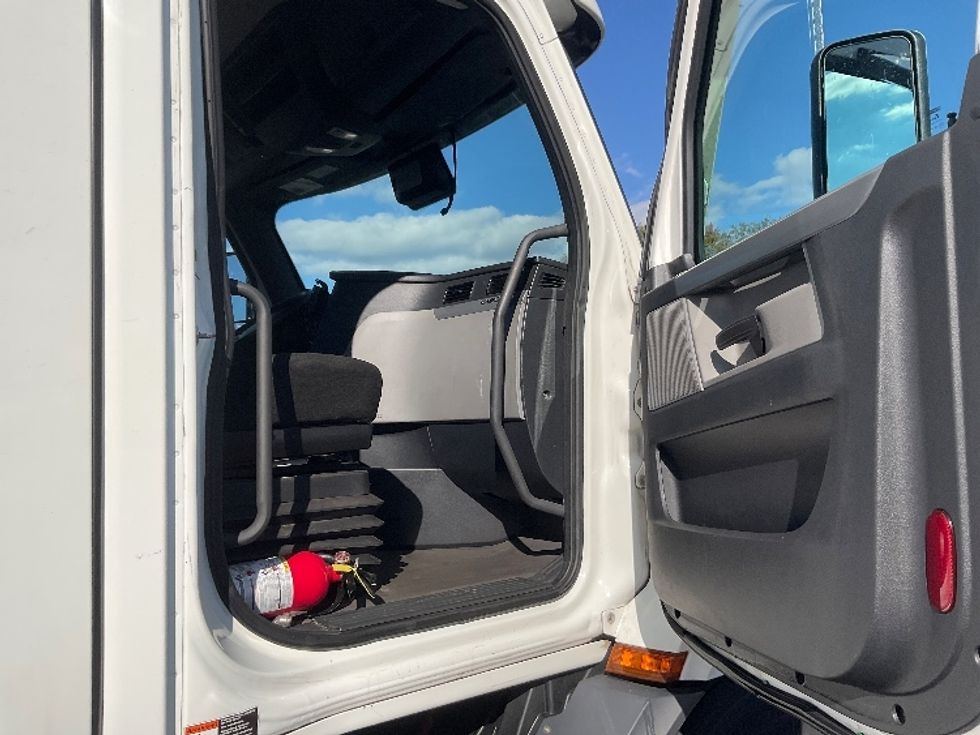 Day Cab Tractor-Heavy Duty Tractors-Freightliner-2021-T11664ST-Memphis-TN-586,779\n\t\tmiles-$ 39,000 - Image 11