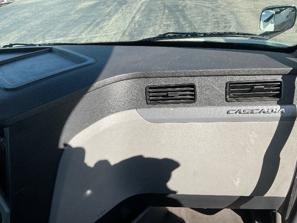 Day Cab Tractor-Heavy Duty Tractors-Freightliner-2021-T11664ST-Memphis-TN-586,779\n\t\tmiles-$ 39,000 - Image 12