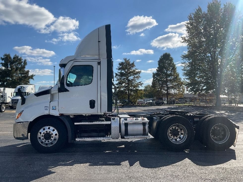 Day Cab Tractor-Heavy Duty Tractors-Freightliner-2021-T11664ST-Memphis-TN-586,779\n\t\tmiles-$ 39,000 - Image 4