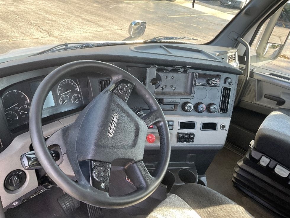 Day Cab Tractor-Heavy Duty Tractors-Freightliner-2021-T11664ST-Memphis-TN-586,779\n\t\tmiles-$ 39,000 - Image 9