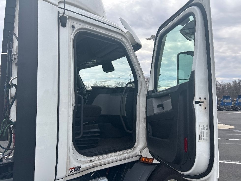 Day Cab Tractor-Heavy Duty Tractors-Freightliner-2021-T11664ST-Monmouth Junction-NJ-243,150\n\t\tmiles-$ 61,750 - Image 12