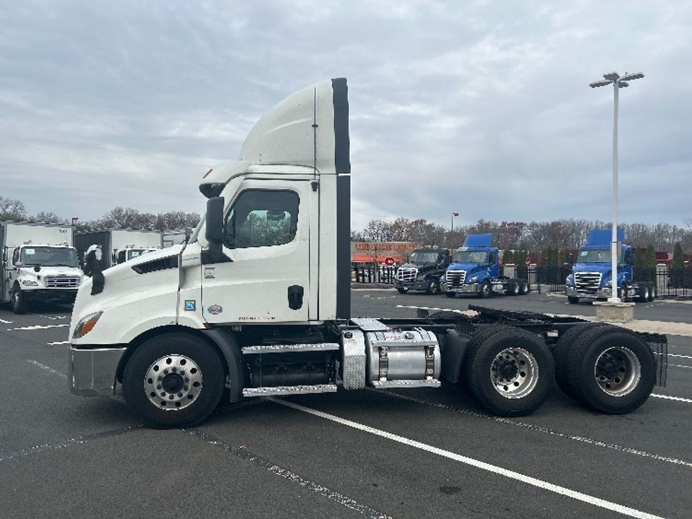 Day Cab Tractor-Heavy Duty Tractors-Freightliner-2021-T11664ST-Monmouth Junction-NJ-243,150\n\t\tmiles-$ 61,750 - Image 4