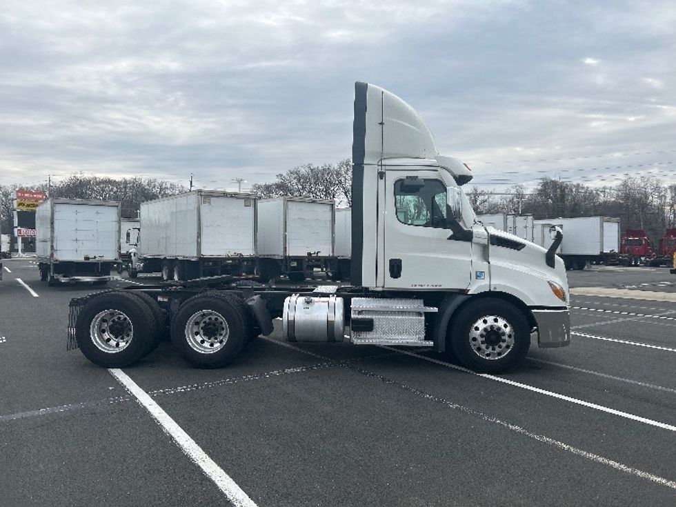 Day Cab Tractor-Heavy Duty Tractors-Freightliner-2021-T11664ST-Monmouth Junction-NJ-243,150\n\t\tmiles-$ 61,750 - Image 8